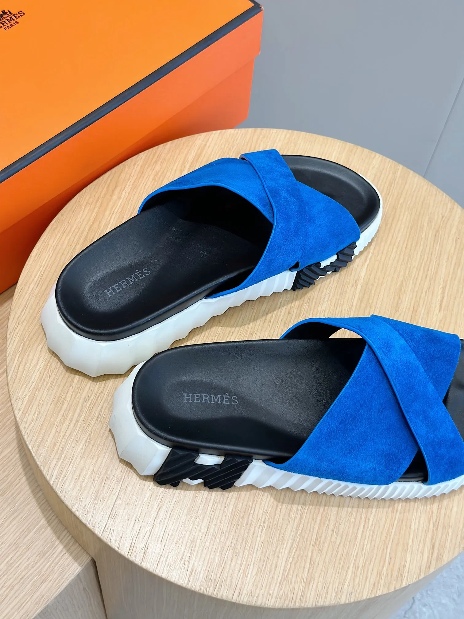[HERMÈS] Top men's shoes 💰: 340💰 Size: 39-44 (38.45 46 custom-made) Herme*H Home Hermès Men's Sandals and Slippers - Original Replica Purchase the original version and make it one to one, the outsole is privately modeled, and the outsole color corresponding to each color is the same as the original version. Come to those who know the stuff 💪 The ultra-light soles are designed in contrasting colors, and they feel so comfortable on your feet! Calfskin, cowhide feet, private mold outsole.